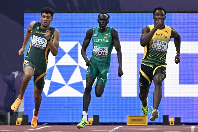 L'athlète australien Gout Gout (au centre), est à la lutte avec le Sud-Africain Naeem Jack (à gauche) et le Jamaïquain Bryan Level (à droite) lors des séries du 200 mètres aux Championnats du monde d'athlétisme de Tokyo, le 17 septembre 2025