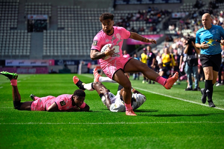 Le centre du Stade Francais Tani Vili juste avant de marquer un essai face à Montauban au stade Jean Bouin, à Paris le 6 septembre 2025.