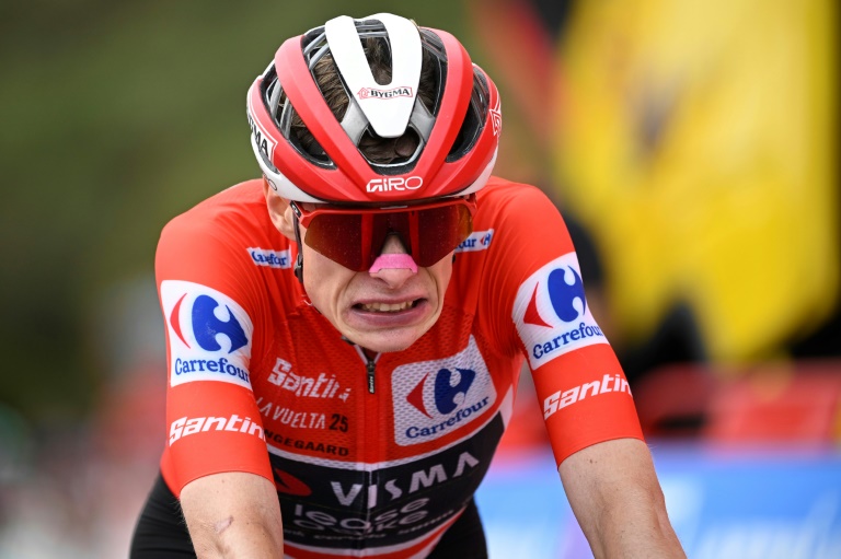 Jonas Vingegaard franchit la ligne d'arrivée de l'étape de la Vuelta Aviles-La Farrapona samedi, en deuxième position après avoir battu au sprint son rival Joao Almeida.