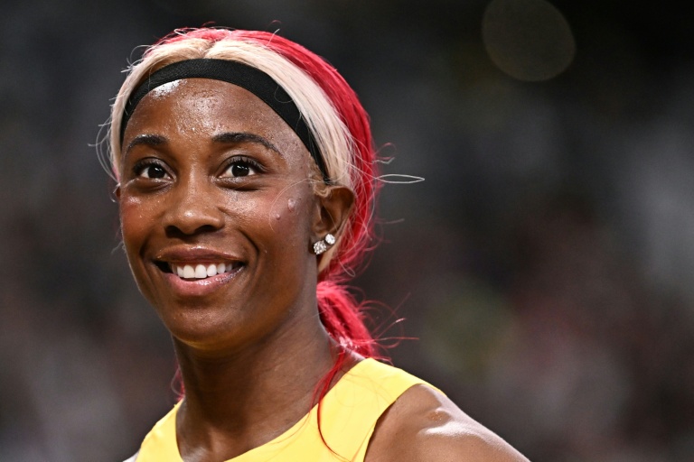 La Jamaïcaine Shelly-Ann Fraser-Pryce a tiré sa révérence avec classe en décrochant une médaille d'argent en finale du relais 4x100m femmes à Tokyo, le 21 septembre 2025.