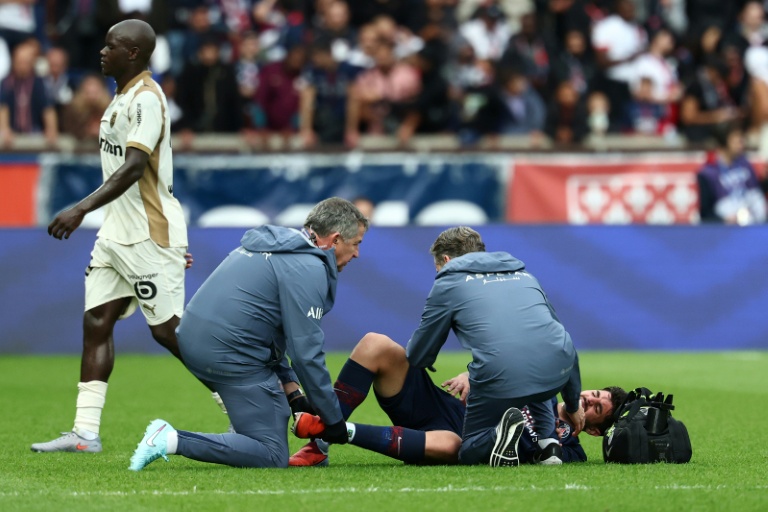 Le défenseur du Paris SG Lucas Beraldo s'est blessé à une cheville lors du match de L1 contre Lens, le 14 septembre 2025 au Parc des Princes, à Paris