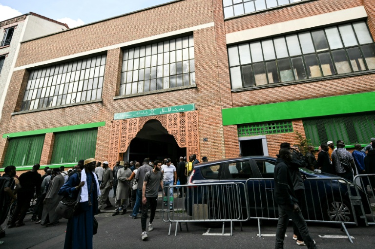Des fidèles quittent la mosquée d'Islah, à Montreuil, en Seine-Saint-Denis, devant laquelle une tête de cochon a été retrouvée, le 9 septembre 2025
