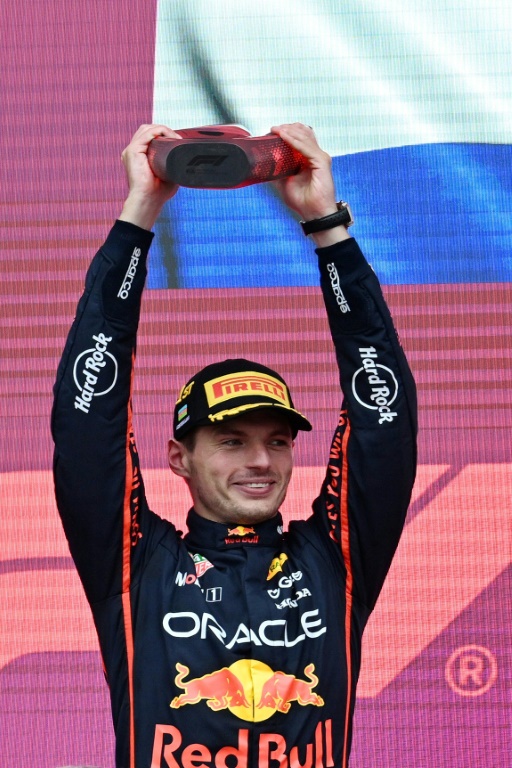 Max Verstappen sur le podium après sav victoire dimanche à Bakou au GP d'Azerbaïdjan.