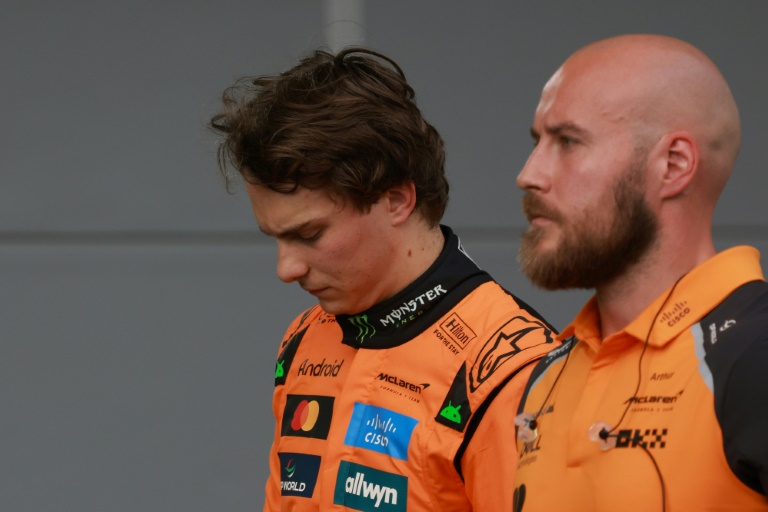 Le pilote australien de McLaren Oscar Piastri (à gauche) après être sorti de piste lors des qualifications du Grand Prix d'Azeïrbadjan sur le circuit de Bakou le 20 septembre 2025.