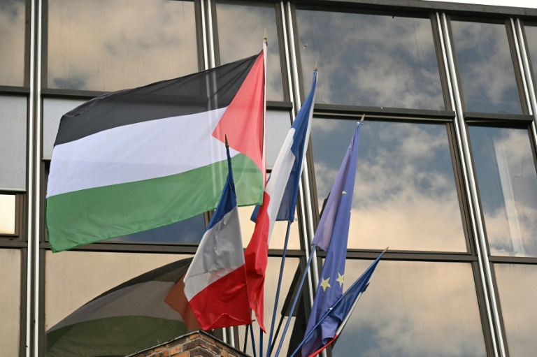 Le drapeau palestinien sur la mairie de Malakoff, dans les Hauts-de-Seine, le 21 septembre 2025