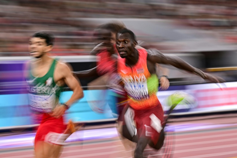 Le Kényan Emmanuel Wanyonyi (d), sacré sur 800 m aux Mondiaux de Tokyo, le 20 septembre 2025