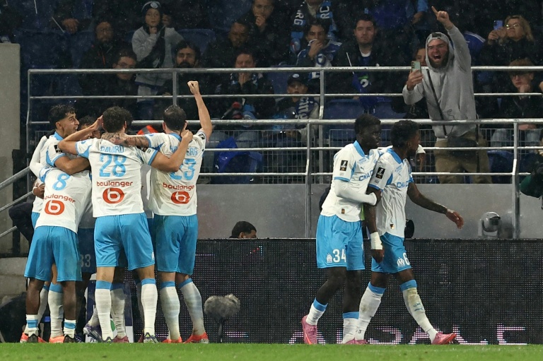Les joueurs marseillais fêtent devant leurs supporters leur deuxième but contre Strasbourg au stade de la Meinau le 26 septembre 2025