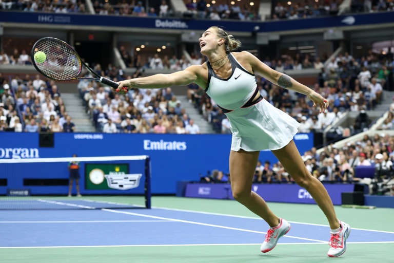 La Bélarusse Aryna Sabalenka au revers contre l'Américaine Amanda Anisimova, le 6 septembre 2025 en finale de l'US Open, à New York