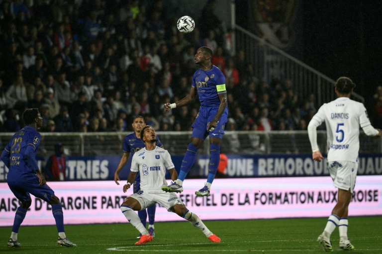 Le capitaine monégasque Denis Zakaria, dominant dans les airs lors de la victoire 2-1 de son équipe à Auxerre, au stade de l'Abbe-Deschamps, le 13 septembre 2025
