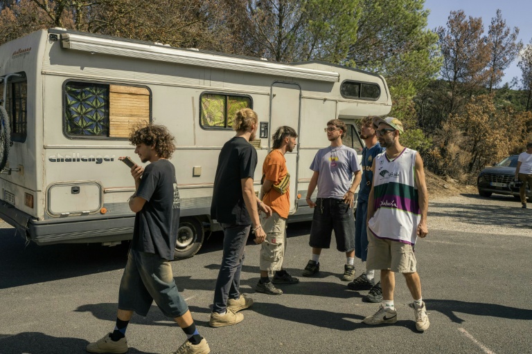 Des personnes attendent pour accéder au site d'une rave party à Fontjoncouse, dans l'Aude, le 30 août 2025