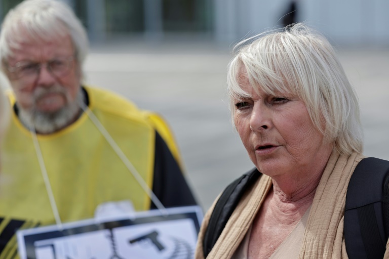 Claude Hury, cofondatrice et présidente de l'association Ultime Liberté, arrive à l'ouverture du procès de 12 militants du suicide assisté accusés d'avoir aidé des personnes en France à se procurer illégalement un médicament euthanasiant, au Tribunal judiciaire de Paris, le 15 septembre 2025