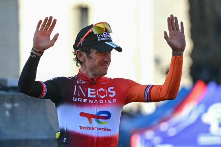Le Britannique Geraint Thomas (Ineos) salue le public lors de la présentation des équipes à deux jours du départ le départ du Tour de France, le 3 juillet 2025 à Lille
