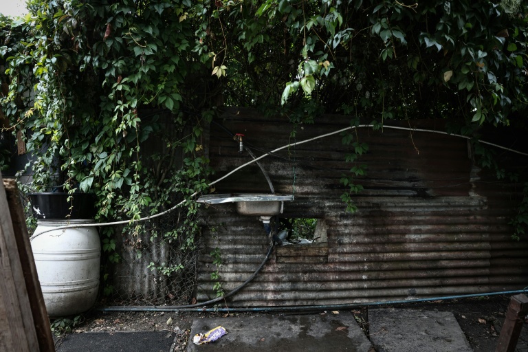 Une canalisation d'eau potable installée dans l'une des nombreuses ruelles du bidonville, le 26 septembre 2025, à Stains, en banlieue parisienne
