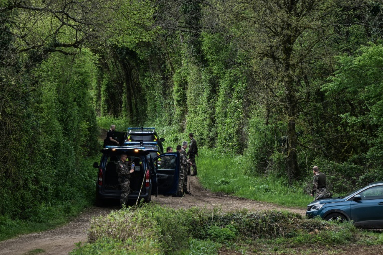 Des gendarmes lors des opérations de recherche pour localiser la joggeuse disparue Agathe Hilairet à Vivonne, le 13 avril 2025 dans la Vienne