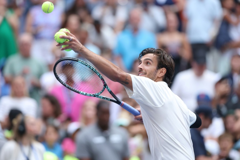 Lorenzo Musetti partage son bonheur avec le public après sa victoire sur Jaume Munar à l'US Open le 1er septembre 2025 à Flushing Meadows