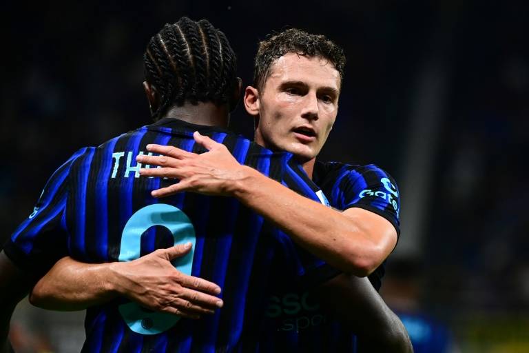 Benjamin Pavard (de face) félicite Marcus Thuram qui vient de marquer avec l'Inter Milan contre Turin le 25 août 2025 dans le stade San Siro à Milan en Italie