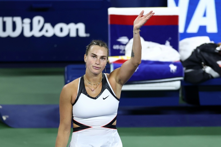 La Bélarusse Aryna Sabalenka salue le public après sa victoire en 8e de finale de l'US Open contre l'Espagnole Cristina Bucsa, à New York, le 31 août 2025