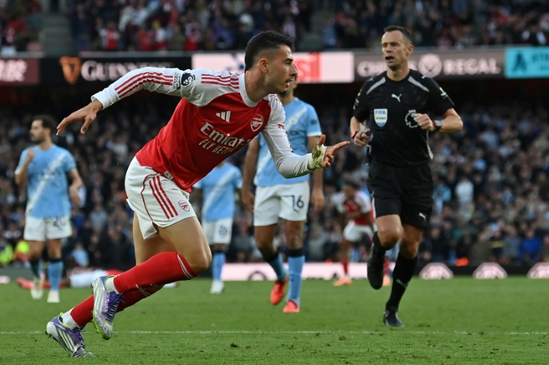 Le milieu de terrain brésilien Gabriel Martinelli vient d'égaliser pour Arsenal contre Manchester City en Premier League le 21 septembre 2025 à l'Emirates Stadium à Londres