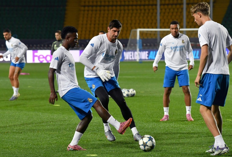Les joueurs du Real Madrid Vinicius Jr, Thibaut Courtois, Kylian Mbappé et Dean Huijsen (de gauche à droite) s'entraînent au stade Ortalyk le 29 septembre 2025 à la veille d'affronter l'équipe kazakhe du Kaïrat Almaty en Ligue des champions