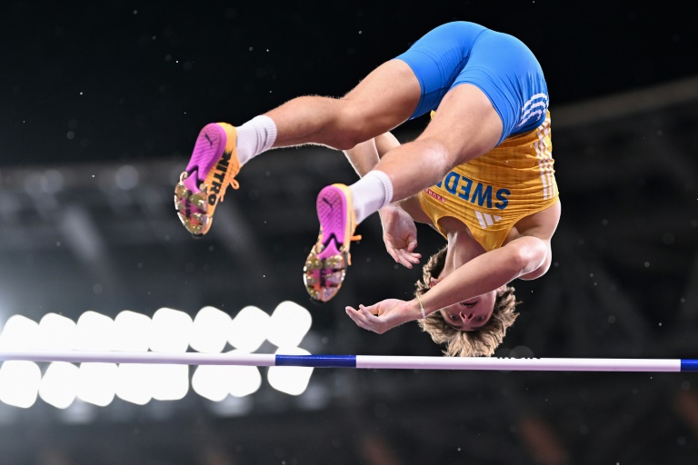 Armand Duplantis lors du concours de qualifications du saut à la perche aux Mondiaux de Tokyo, le 13 septembre 2025