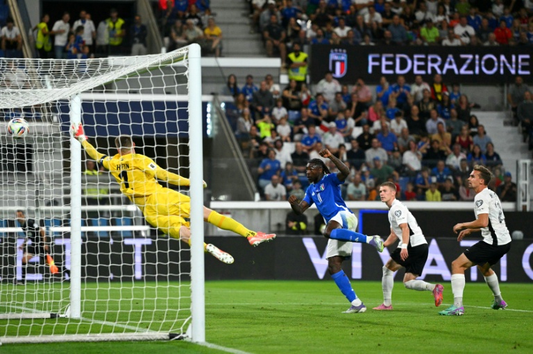 L'attaquant de l'Italie Moise Kean ouvre la marque contre l'Estonie en match de qualification pour le Monndial-2026 le 5 septembre 2025 à Bergame