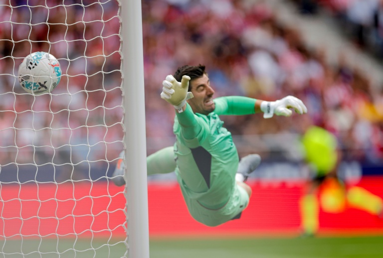 Le gardien belge du Real Madrid Thibaut Courtois grimace lors du match de Liga qui oppose son club à l'Atletico de Madrid, le 27 septembre 2025