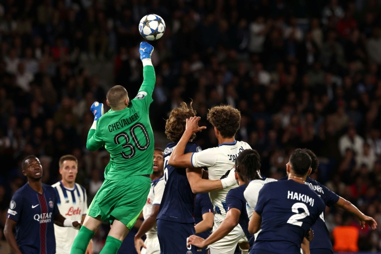 Lucas Chevalier boxe le ballon lors du match de Ligue des champions contre l’Atalanta Bergame, au Parc des Princes, le 17 septembre 2025