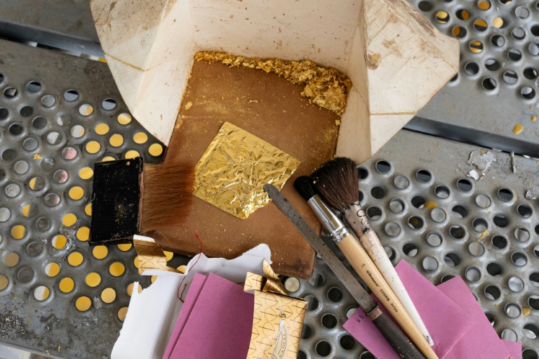 Des feuilles d'or utilisées lors de la restauration de la statue de Jésus de la basilique Notre-Dame de la Garde, le 3 septembre 2025 à Marseille