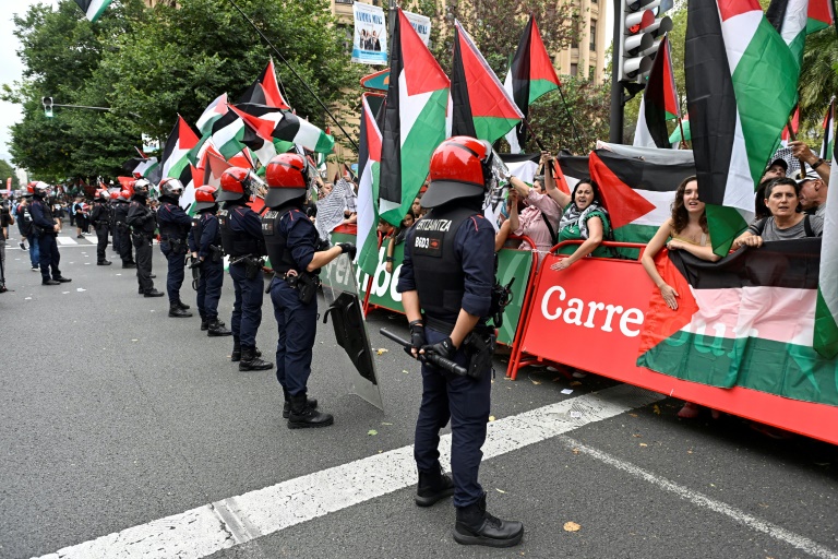 La police basque devant des militants propalestiniens sur la ligne d'arrivée de la 11e étape du Tour d'Espagne, le 3 septembre 2025 à Bilbao