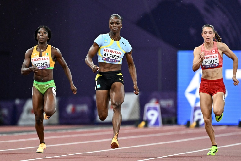 La sprinteuse de Saint-Lucie Julien Alfred (c) lors des séries du 100 m aux Mondiaux de Tokyo, le 13 septembre 2025