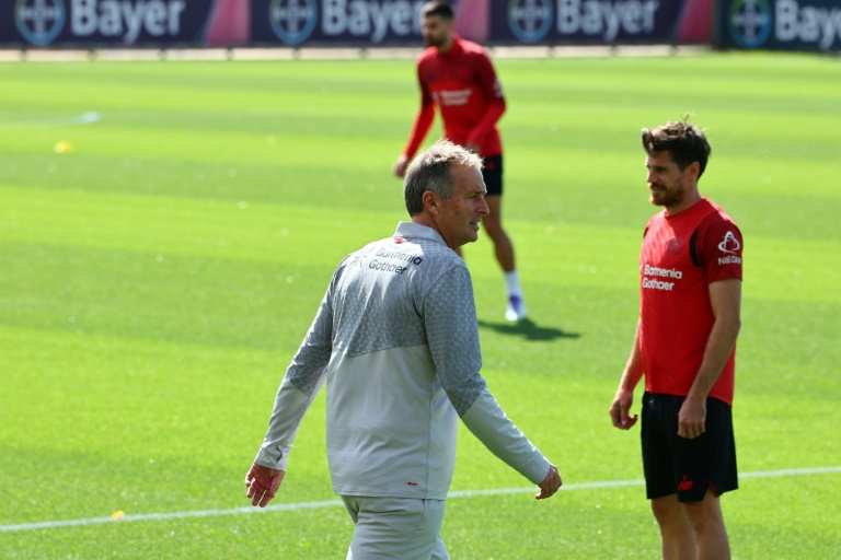 Le nouvel entraîneur du Bayer Leverkusen, Kasper Hjulmand (au centre), lors d'une séance d'entraînement à la BayArena de Leverkusen, dans l'ouest de l'Allemagne, le 10 septembre 2025.