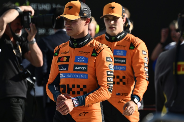 Les pilotes de l'écurie McLaren de Formule 1, le Britannique Lando Norris (à gauche) et l'Australien Oscar Piastri (à droite) après la séance de qualification du Grand Prix d'Italie sur le circuit de Monza le 6 septembre 2025.