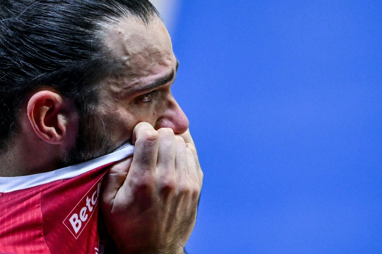 Le Français Antoine Brizard en pleurs après la défaite des Bleus face à l'Argentine lors du Mondial de volley-ball à Quezon City, Philippines, le 18 septembre 2025.