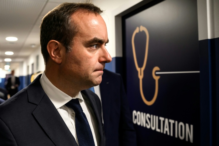 Le nouveau Premier ministre, Sébastien Lecornu, visite le centre de santé départemental de Mâcon, dans le centre-est de la France, le 13 septembre 2025