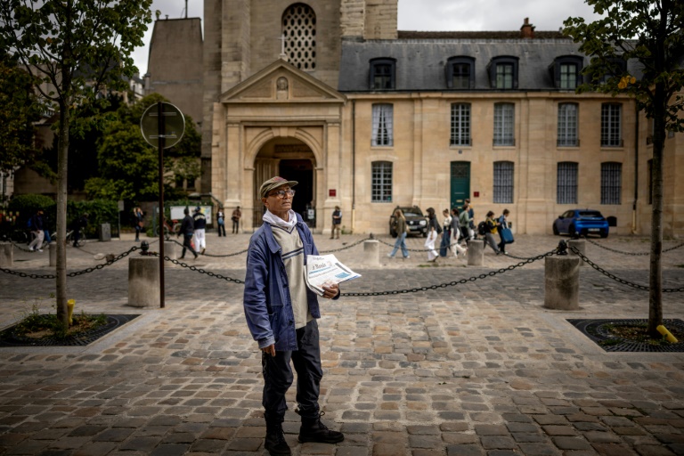 Ali Akbar, vendeur pakistanais de journaux à la criée, dans une rue du Quartier Latin à Paris, le 16 septembre 2025.