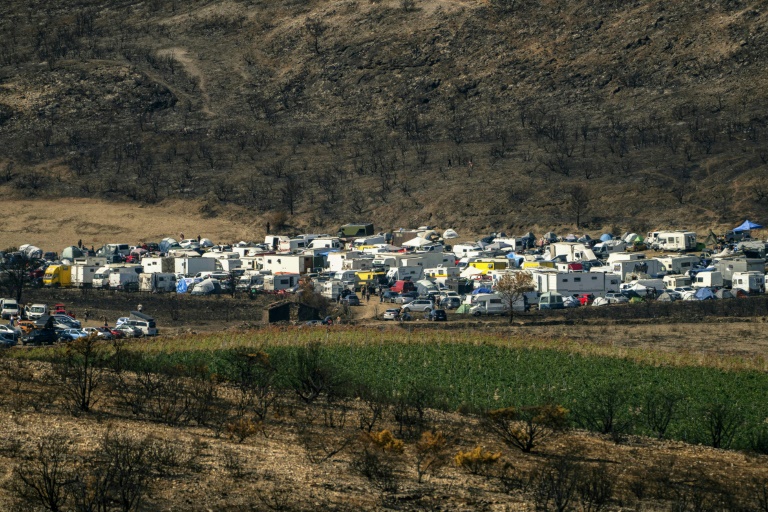 Le site où se déroule la rave party interdite à Fontjoncouse, dans l'Aude, le 30 août 2025