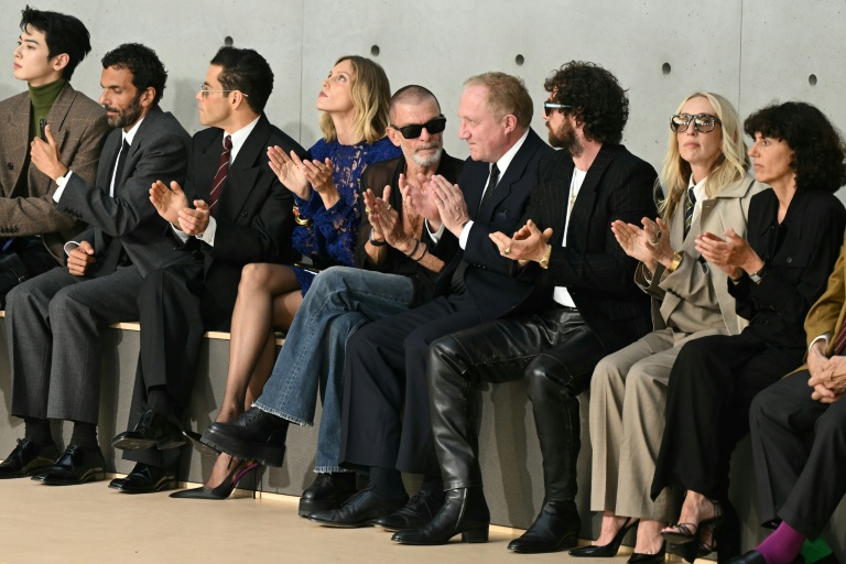 Le président du groupe Kering François-Henri Pinault (4e en partant de la droite) assiste à un défilé Yves Saint Laurent, le 24 juin 2025 à Paris
