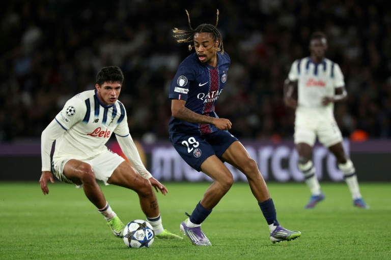 Bradley Barcola (en bleu) contrôle le ballon lors du match de Ligue des champions face à l'Atalanta, le 17 septembre 2025 à Paris