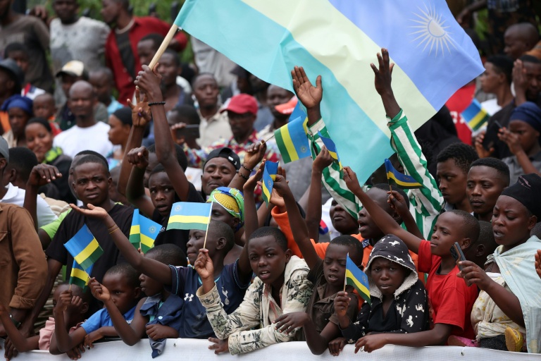 Des spectateurs agitent des drapeaux rwandais lors des Championnats du monde de cyclisme sur route le 22 septembre 2025 à Kigali