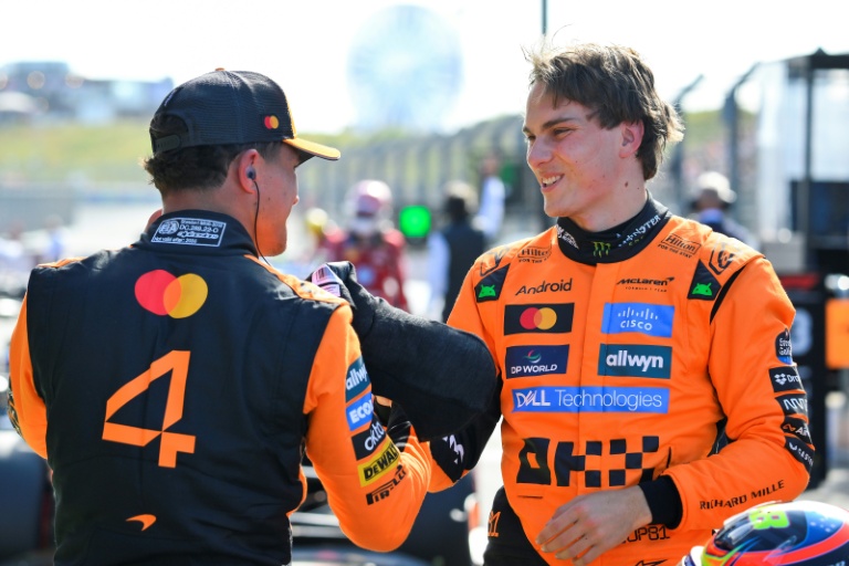 Le pilote australien de McLaren Oscar Piastri félicite son coéquipier Lando Norris après avoir remporté la pole position lors de la séance de qualification du Grand Prix des Pays-Bas de Formule 1, le 30 août 2025.