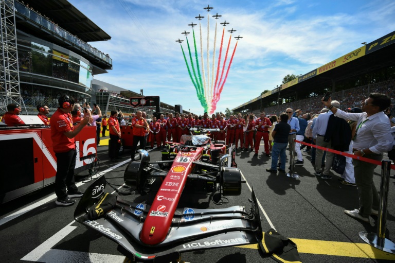 La patrouille acrobatique italienne Frecce Tricolori (Flèches Tricolores) survole le circuit et la Ferrari de Charles Leclerc avant le départ du GP d'Italie dimanche à Monza.