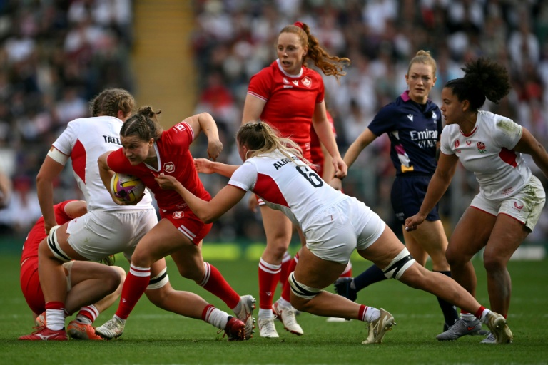 La demi de mêlée canadienne Justine Pelletier (au centre, avec le ballon) est plaquée lors de la finale de Coupe du monde contre l'Angleterre, le 27 septembre 2025, à Twickenham