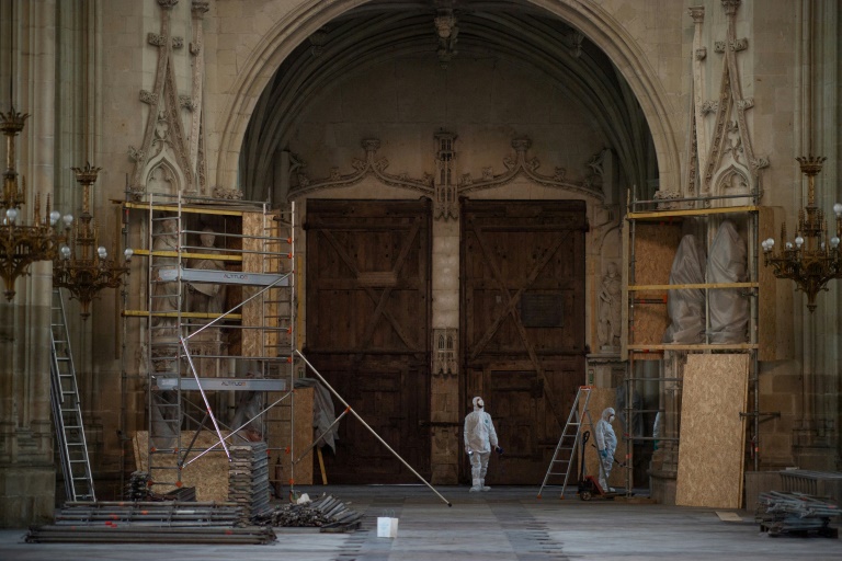 Des employés de la Direction régionale des affaires culturelles (Drac) devant la cathédrale Saint-Pierre-et-Saint-Paul de Nantes, le 30 juin 2021, endommagée par un incendie volontaire en juillet 2020