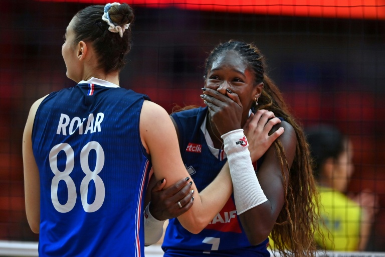 Les Françaises Iman Ndiaye (à droite) et Amélie Rotar contre le Brésil lors des quarts de finale des Mondiaux à Bangkok le 4 septembre 2025.