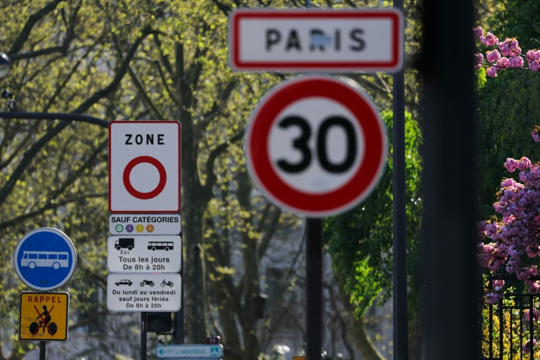 Un panneau indiquant une zone à faibles émissions (ZFE), le 5 avril 2025 à Paris
