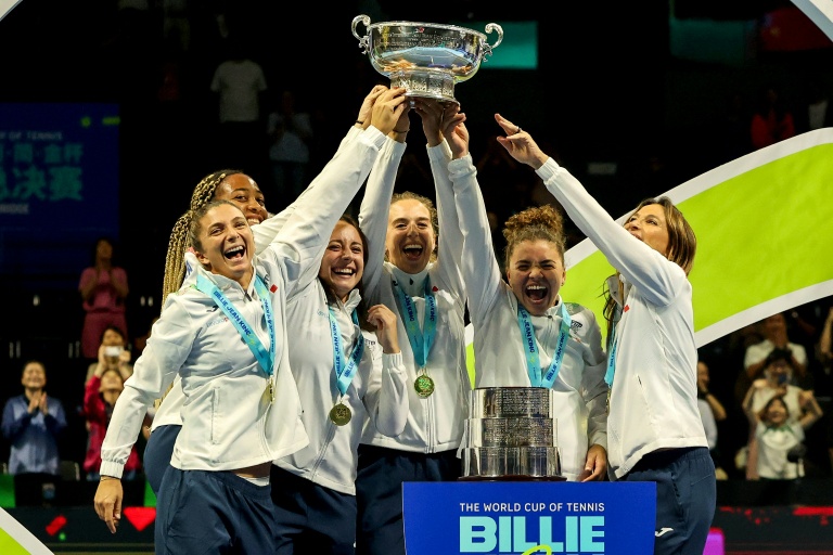 Les joueuses italiennes victorieuses de la Billie Jean King Cup de tennis face aux Etats-Unis, le 21 septembre 2025 à Shenzhen (Chine)