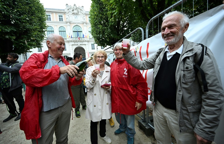 Des manifestants fêtent la chute du gouvernement de François Bayrou devant la mairie de Pau, le 8 septembre 2025 dans les Pyrénées-Atlantiques