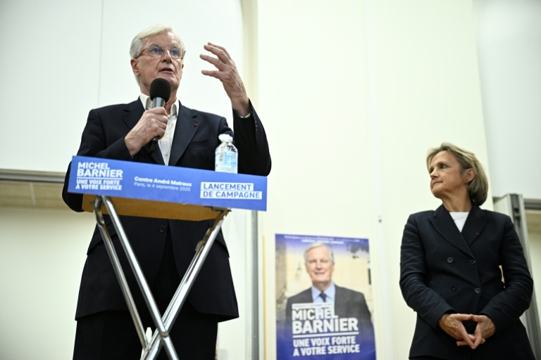 Michel Barnier (LR) au côté de sa suppléante Florence Bethout (Horizons), au lancement de sa campagne pour la législative partielle à Paris, le 4 septembre 2025