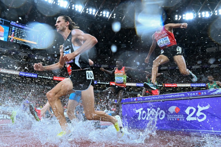 Le Néo-Zélandais Geordie Beamish (à gauche), lors de la finale du 3000 m steeple masculin, pendant les Championnats du monde d'athlétisme, à Tokyo, le 15 septembre 2025
