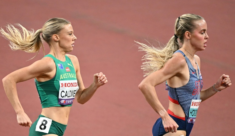 La Britannique Keely Hodgkinson (d) au cours de sa série des demi-finales du 800 m aux Mondiaux d'athlétisme le 19 septembre 2025 à Tokyo